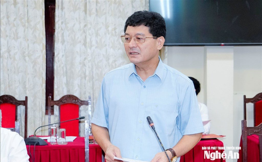 Đồng chí Phạm Trọng Hoàng - Ủy viên Ban Thường vụ, Chủ nhiệm Ủy ban Kiểm tra Tỉnh ủy, Phó Bí thư Thường trực Đảng ủy Các cơ quan Đảng tỉnh trình bày nội dung chuẩn bị đại hội.