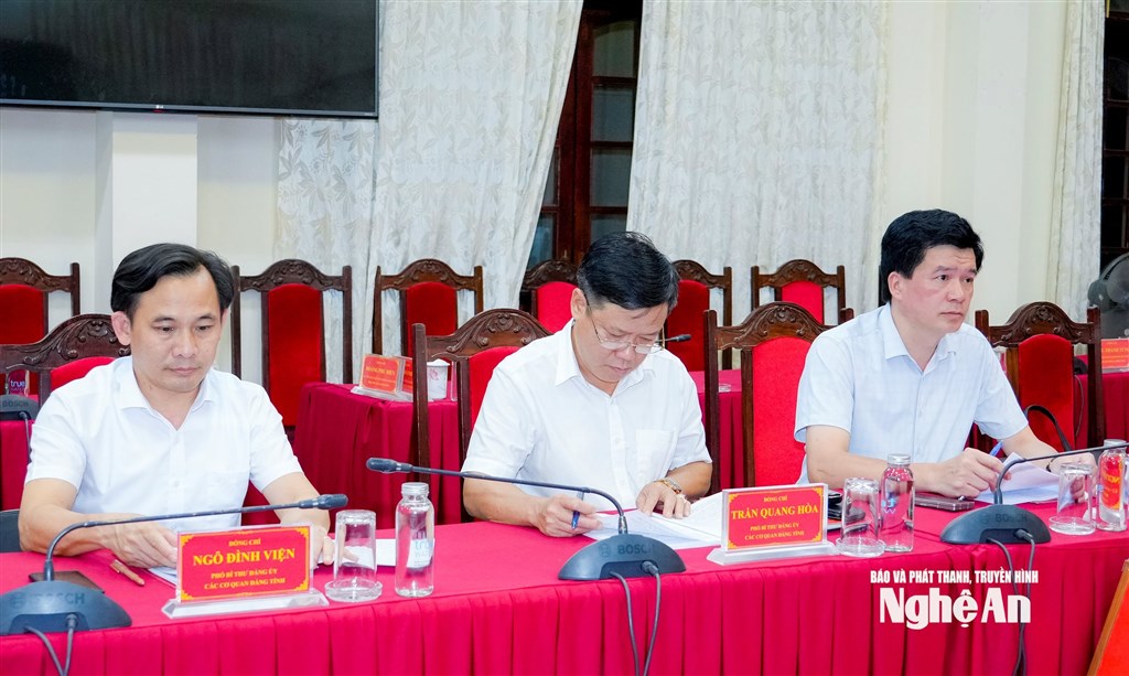 Các đồng chí Thường trực, Ban Thường vụ Tỉnh ủy tham dự hội nghị.