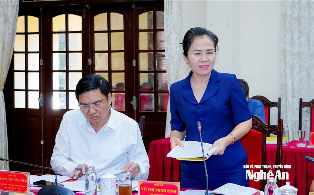 Đồng chí Võ Thị Minh Sinh - Phó Bí thư Tỉnh ủy, Chủ tịch Ủy ban MTTQ Việt Nam tỉnh, Trưởng Đoàn ĐBQH tỉnh phát biểu tại hội nghị.