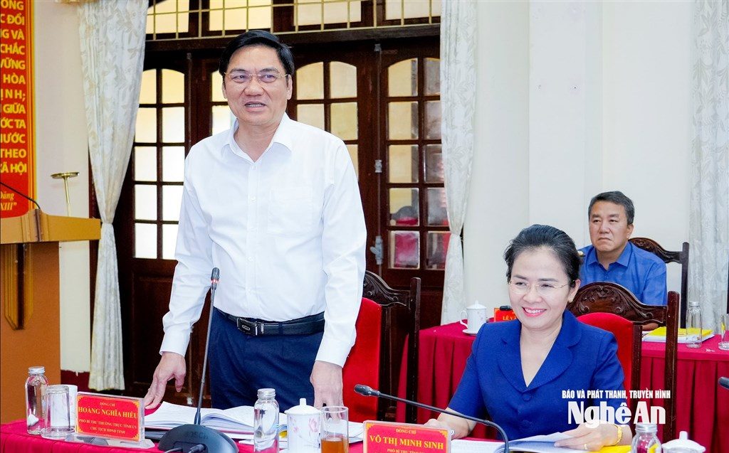 Đồng chí Hoàng Nghĩa Hiếu - Phó Bí thư Thường trực Tỉnh ủy, Chủ tịch HĐND tỉnh, Bí thư Đảng ủy Các cơ quan Đảng tỉnh phát biểu tại hội nghị.